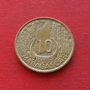 ম্যাডাগ্যাস্কার ১০ Francs ১৯৫৩ অ্যালুমিনিয়াম-ব্রোঞ্জ ব্যাস ২০ মিমি
