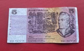 Australia 5 Dollars 1974 Gothic Series, Fine Condition